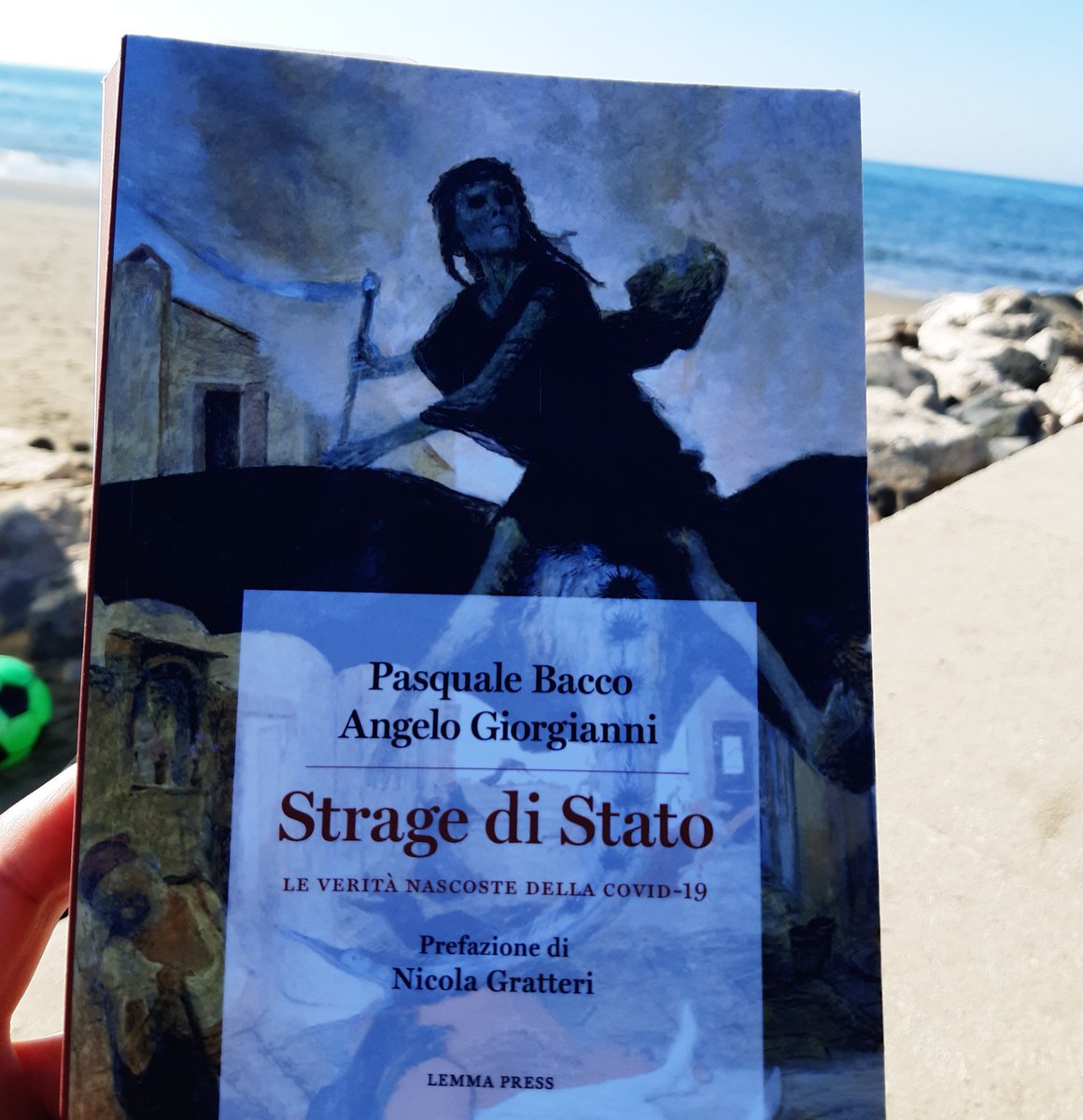 ivocamic's tweet photo. Dal libro #STRAGEdiSTATO
Hanno condannato migliaia di persone a #morire da sole in stanze aliene, in preda al terrore, privati pure del #ritofunebre
Ai familiari hanno restituito le ceneri dei loro cari #cremati in fretta e furia senza nemmeno avvisare
Il #Sacro cede al #Secolare https://t.co/SU5EJOFuW8