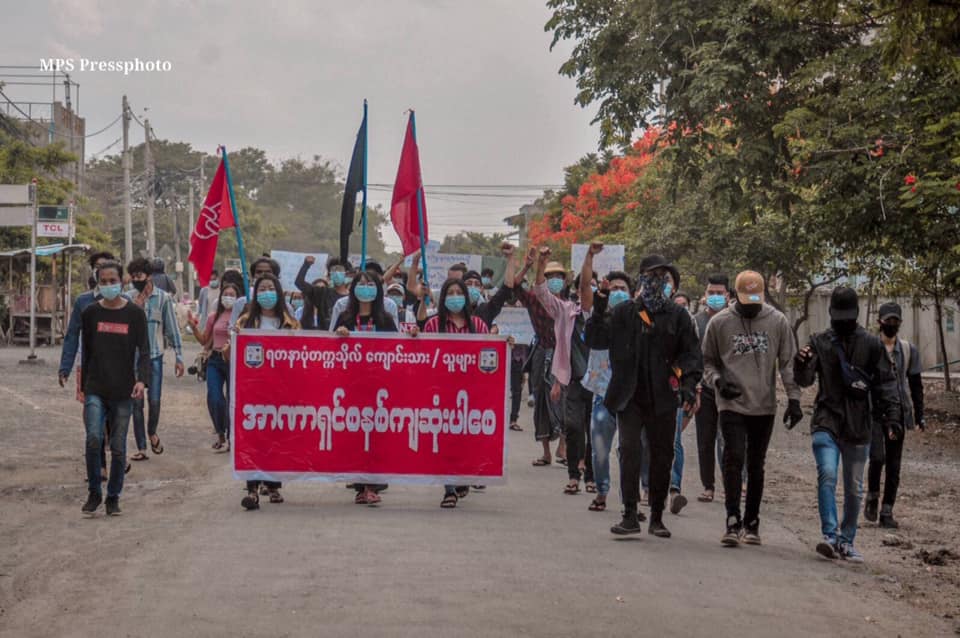 Myanmar_Now_Eng's tweet photo. Residents in Mandalay organised a rally on Sunday in protest of military rule and the ‘slave education’ system instituted under the coup regime. #WhatsHappeningInMyanmar https://t.co/dZBgTRNYqQ