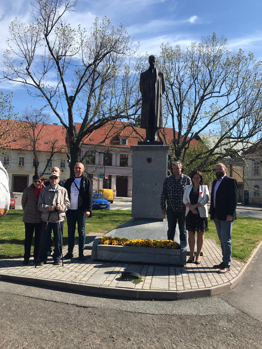 spolekodboje's tweet photo. Dnes jsme společně se zástupci Společnosti patriotů Slaného položili věnce na hřbitově a u pomníku padlých u nemocnice ve Slaném. Děkujeme všem zúčastněným. #slany #denvitezstvi #patriotislaneho https://t.co/3FqpaerPfb