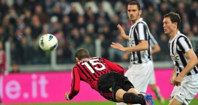 DonatoBdf85's tweet photo. A. A. A. Cercasi nuovo #Mesbah.
La prima squadra ad espugnare nei 90' regolarmentari il fu "Juventus Stadium" ora "Allianz" fu il #Milan con un colpo di testa di questo signore qui 👇
Senza paura ⚔️ oggi è IL GIORNO 🔴⚫💪
#JuventusMilan https://t.co/eEkAPb8hP5