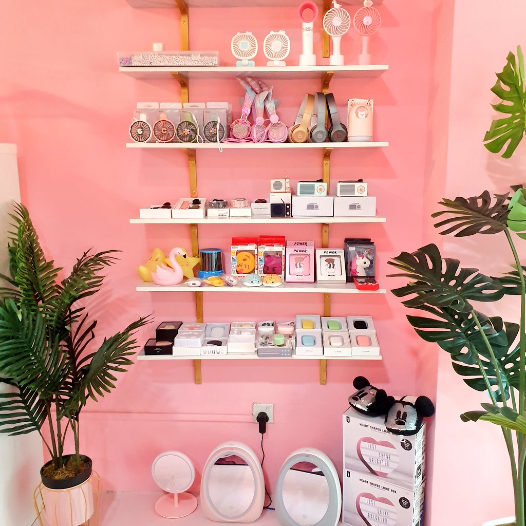 thetwinklesky's tweet photo. Hi korang we are new on twitter . Sapa sini orang SHAH ALAM 🙋‍♀️ . Jom datang shopping kedai kami di space U8 .Sedih pkp ni butik sunyi je. Dari bulan 8 , 2020 kami beroperasi disini sebelum ni outlet kami di bukit jelutong selama 4 tahun . Tolong RT untuk rezeki kami https://t.co/7M4PODQYaM