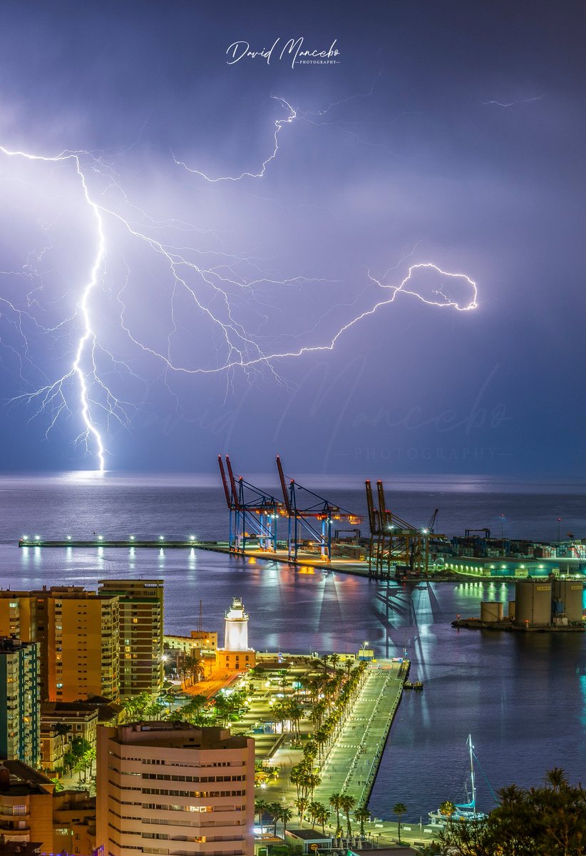 "La Farola" de #Málaga anoche bajo la #tormenta. Por <a href="/objtormentas/">Objetivo Tormenta (David Mancebo)</a> 

<a href="/autonomiamalaga/">Autonomía Málaga ya</a> <a href="/GuidetoMalaga/">Guide to Malaga</a> <a href="/MALAGA_METEO/">MÁLAGA METEO</a> <a href="/Malagaconacento/">Málaga con acento</a> <a href="/tiempobrasero/">Tutiempo</a>