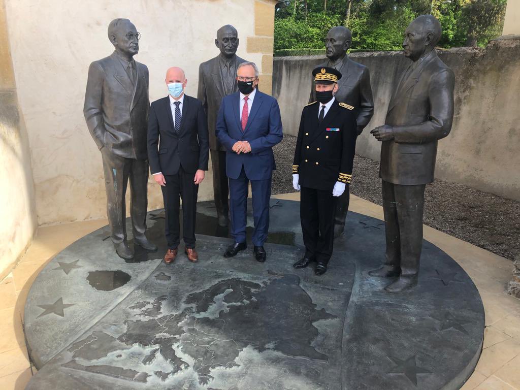 En cette journée de l’Europe 🇪🇺, dépôt de gerbe symbolique sur la tombe d’un des pères fondateurs de l’Europe, Robert Schuman, avec le Préfet de la Moselle, Laurent Touvet. <a href="/MoselleCD57/">Département Moselle</a> @viaMoselleTV  <a href="/Prefet57/">Préfet de la Moselle</a> #maisonrobertschuman