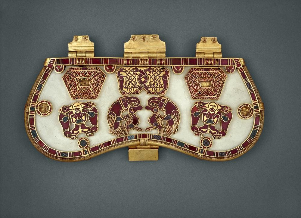 Let's look at some of these in detail. First up is the purse lid, decorated with awe-inspiring cloisonné designs that hint at a complex mythology stretching beyond the borders of the British Isles.But who cares about that?!? We're here to talk hinges.