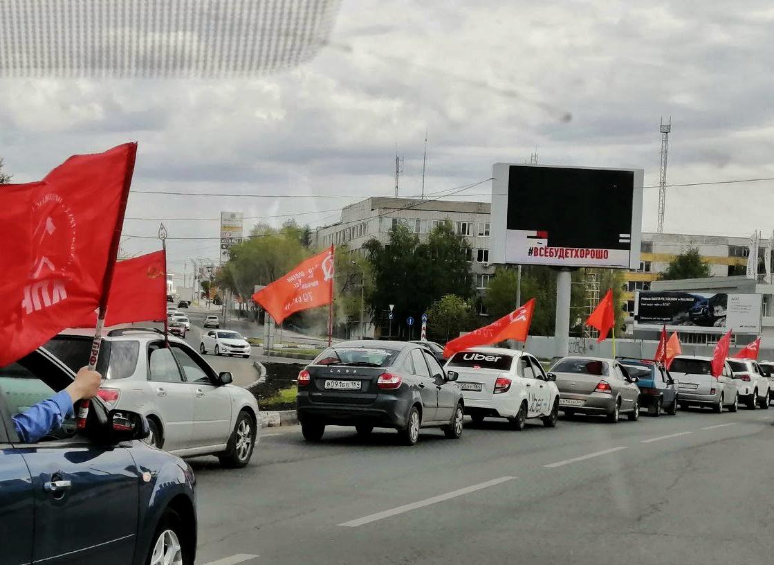 Сегодня, 9 мая 2021 г., коммунисты на автомобилях с красными флагами провезли ветеранов по улицам Саратова. В Парке Победы почтили память  защитников нашей страны.

С праздником Великой Победы,  дорогие товарищи!
Здоровья, счастья и мирного неба!

#9мая