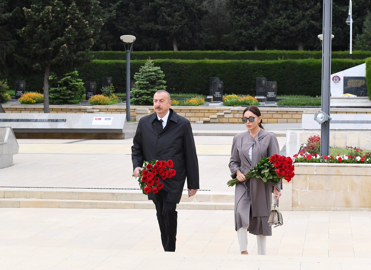 azpresident's tweet photo. İlham Əliyev iki dəfə Sovet İttifaqı Qəhrəmanı Həzi Aslanovun məzarını ziyarət edərək abidəsi önünə gül dəstələri qoyub, müharibədə həlak olan bütün Azərbaycan övladlarının xatirəsini ehtiramla anıb https://t.co/lr40Mt6LDH https://t.co/qQOxTNs2ZX