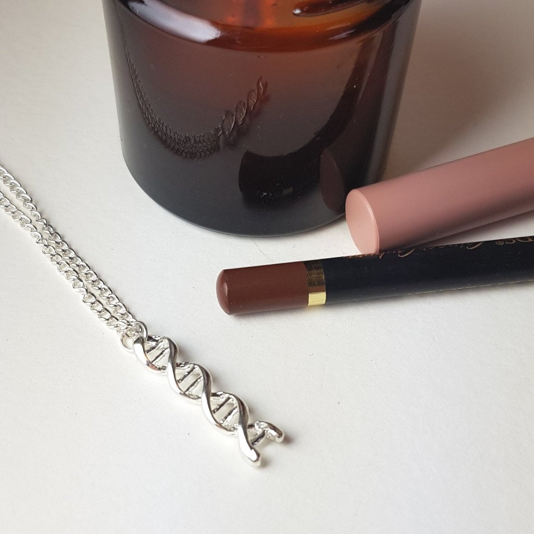 WeAreWildGinger's tweet image. The perfect gift for your science loving friends.⁠
.⁠
#dnanecklace #dna #dnascience #dnamolecule #dnascientist #letterboxgift #birthdaygifts #science #scientist #chemistry #biology ⁠#sciencenecklace #sciencelovers #sciencejewellery #weirdjewellery #uniquejewellery #altfashion
