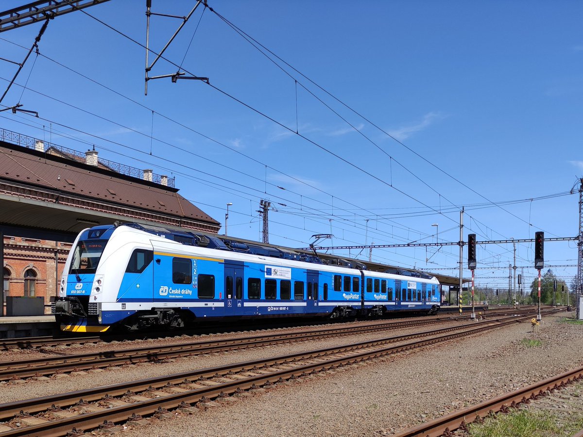 MiraOpavak's tweet photo. 🚄 #RegioPanter (650 007) společnosti @ceskedrahy_ ve stanici #SuchdolnadOdrou čeká na čas odjezdu na lince #ODIS S3.
@ODIS_oficialni #vlak #vlaky #železnice #Českédráhy #veřejnádoprava https://t.co/Y2b5zoEG5T