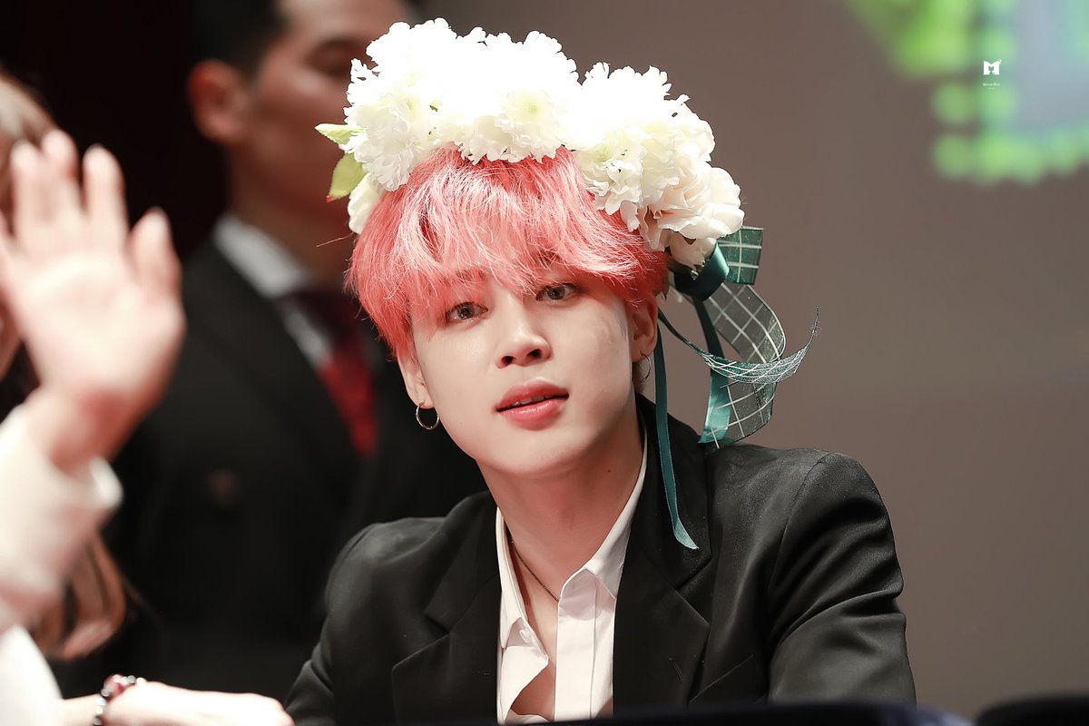 ahhhhh... this man has TOO many good pictures. aphrodite in modern days.I vote for 'Dynamite' ( #Dynamite) for  #BestMusicVideo at  #iHeartAwards   @BTS_twt