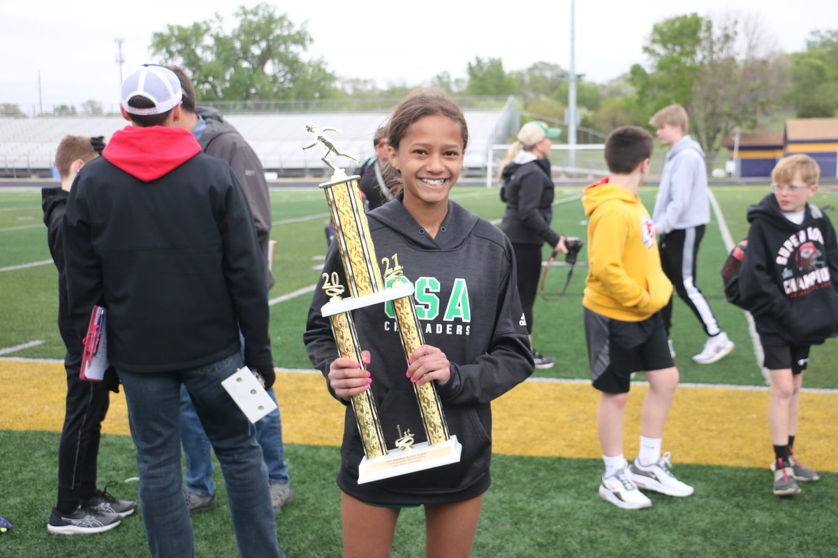 m_robinson3's tweet photo. PAL Super Meet Champs! Leah finished with wins and a PR in the 1600m @ 5:35.24 (fastest time in NE) and 2:37 800m. #stpatstrack #lulu #proudpops @LeahRob48943013 https://t.co/YCa5xfIv3o