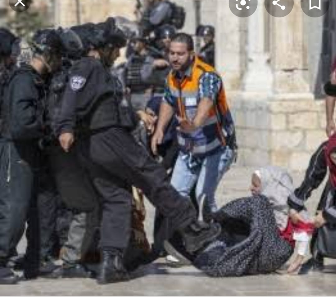 AdhikaAsif's tweet photo. Height of cruelty... Israeli soldier's kicking old woman.
#IndiaStandsWithPalestine 
#IndiaStandwithPalestine 
#FreePalestine #BoycottIsrael 
#Israelgoback https://t.co/TrBOz0lo6l