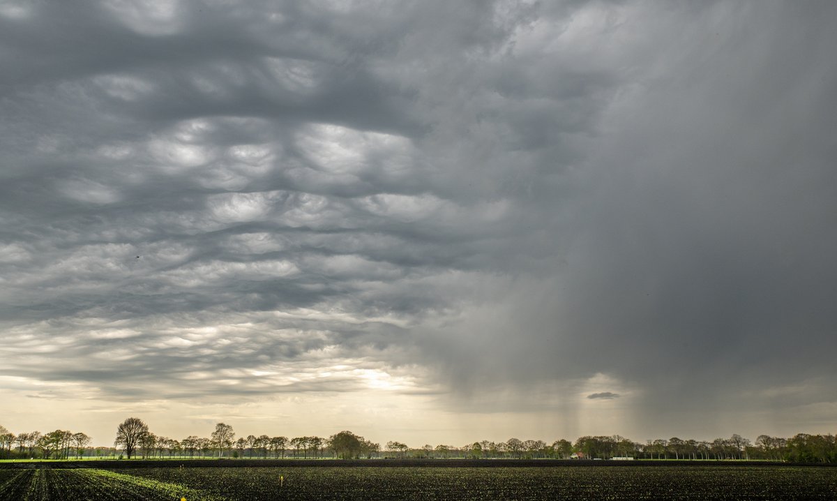 mariusvisser's tweet photo. https://t.co/t2ahBG3NQ9 Weerwondertjes met rolwolken en onweer, genieten geblazen ! https://t.co/MKVQsC2akE