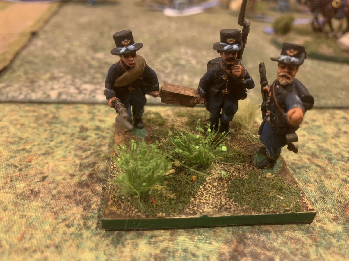 Critical moment: 1st NY Arty Low on Ammo with Garland’s rebs closing hard. General Casey uses both his a staff officers to bring up more ammo for the Empire State gunners.  #SevenPines  #ACW