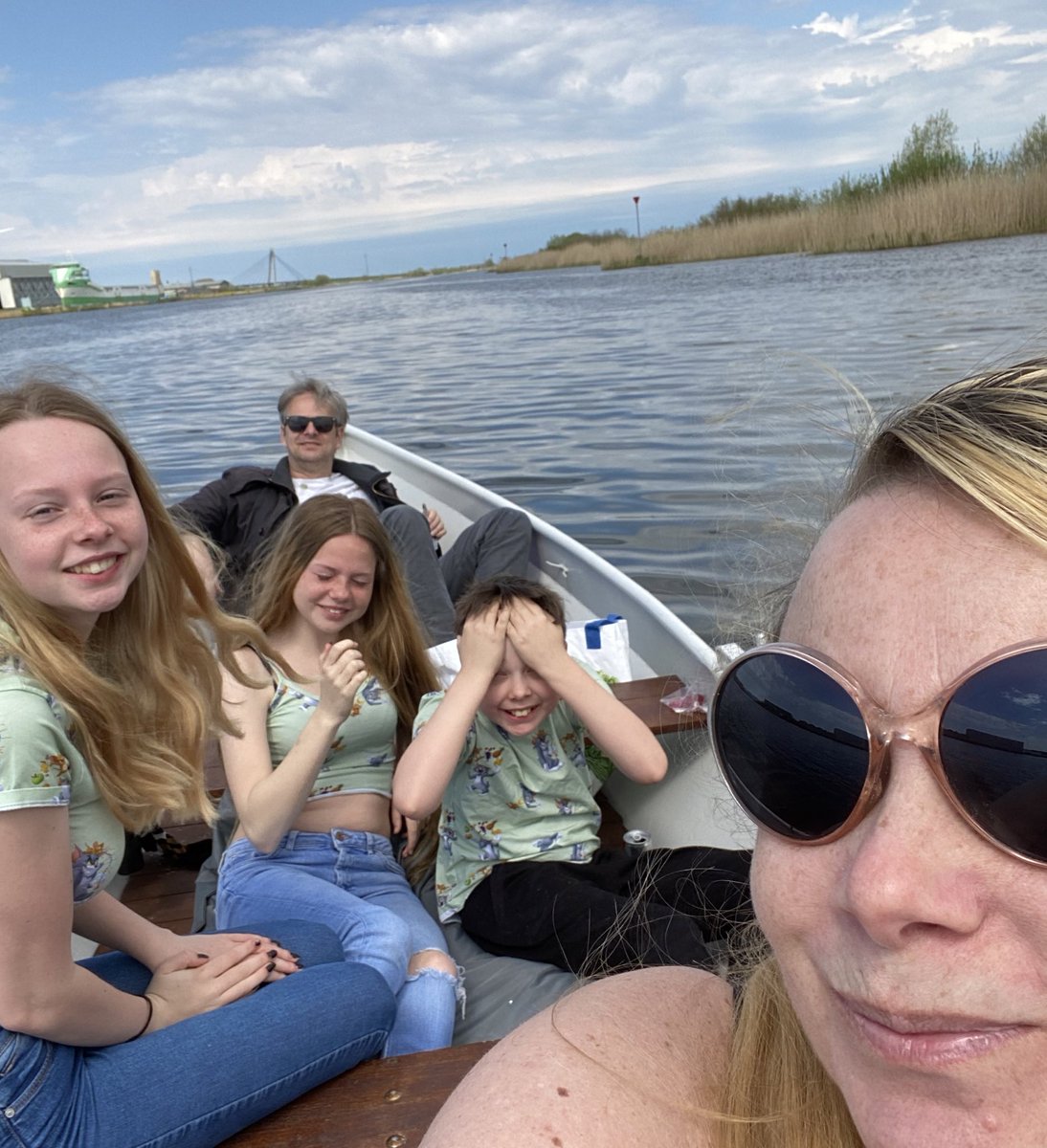 Kampen. Bij een beetje zon de straat over steken, bootje huren bij <a href="/KamperEvents/">Kamper Events</a> en moederdag kan niet meer stuk. 

Op het <a href="/CafePonton/">Cocktail- en Speciaalbiercafe 't Ponton</a> bij de brug. Voor 20 Euro een top-uitje! #nospon