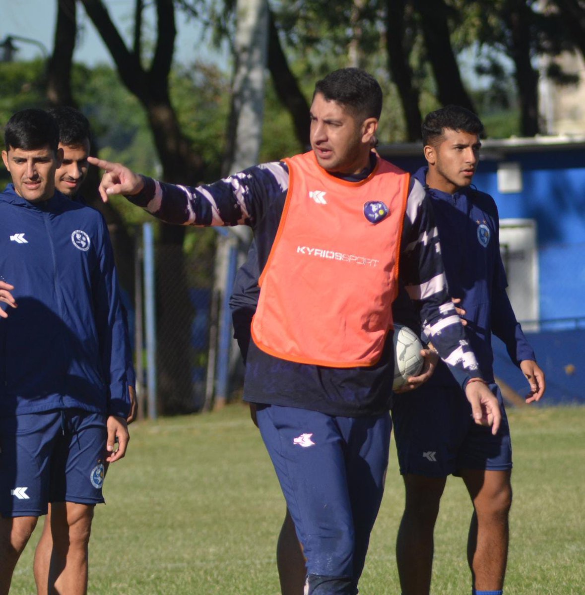 kichipoka's tweet photo. Hoy @SoldeAmericapy visita a #Olimpia en uno de los cotejos que presenta esta decimo quinta fecha del torneo Apertura. Ayer el plantel #Unicolor; cerro sus aprestos con vistas a este juego. https://t.co/BLb4lAVp1k