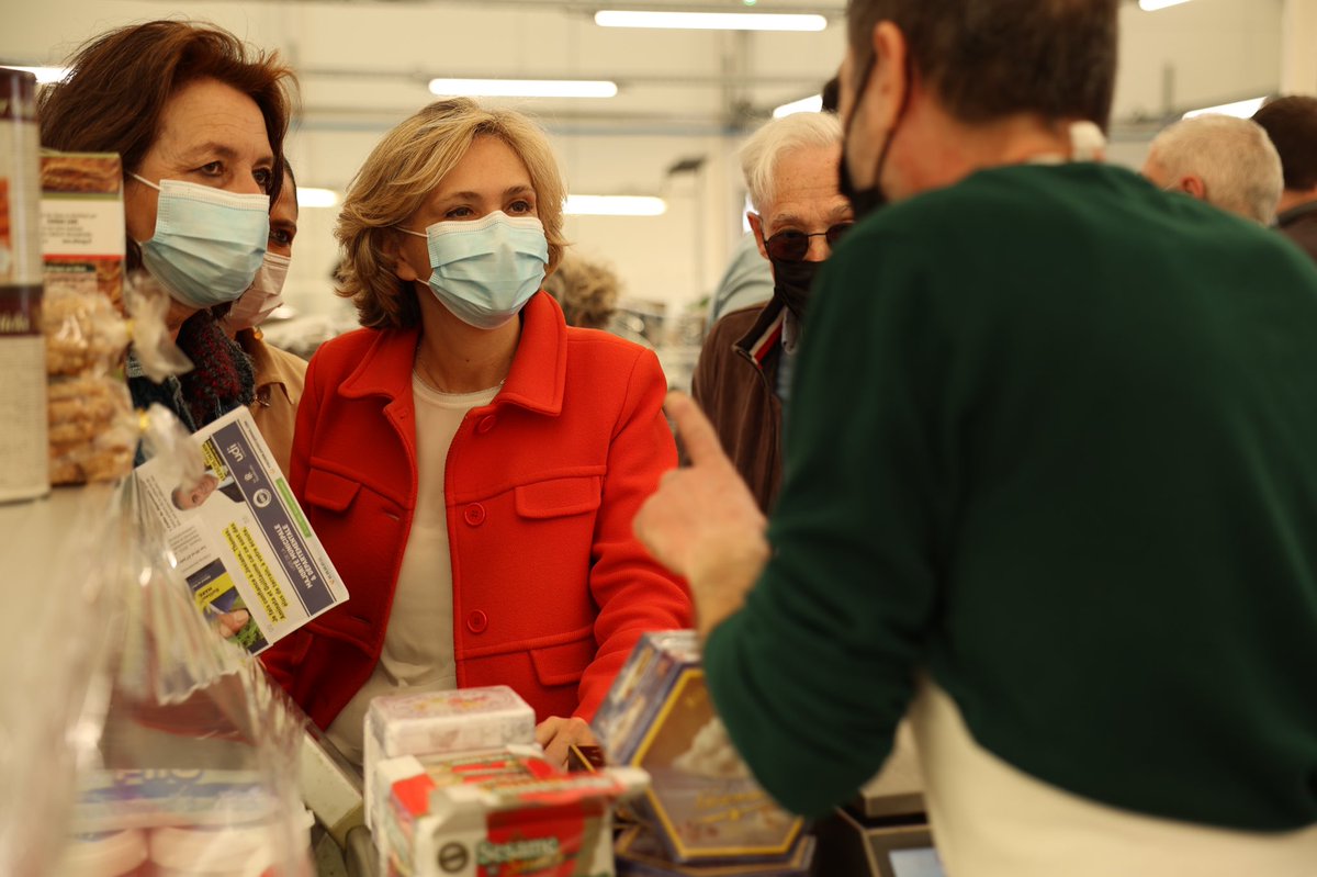 avecValerie's tweet image. 📍 @vpecresse était ce matin sur les marchés de Levallois et Asnières (92) pour présenter ses premières propositions et mobiliser pour le vote des 20 et 27 juin ! #AvecValerie