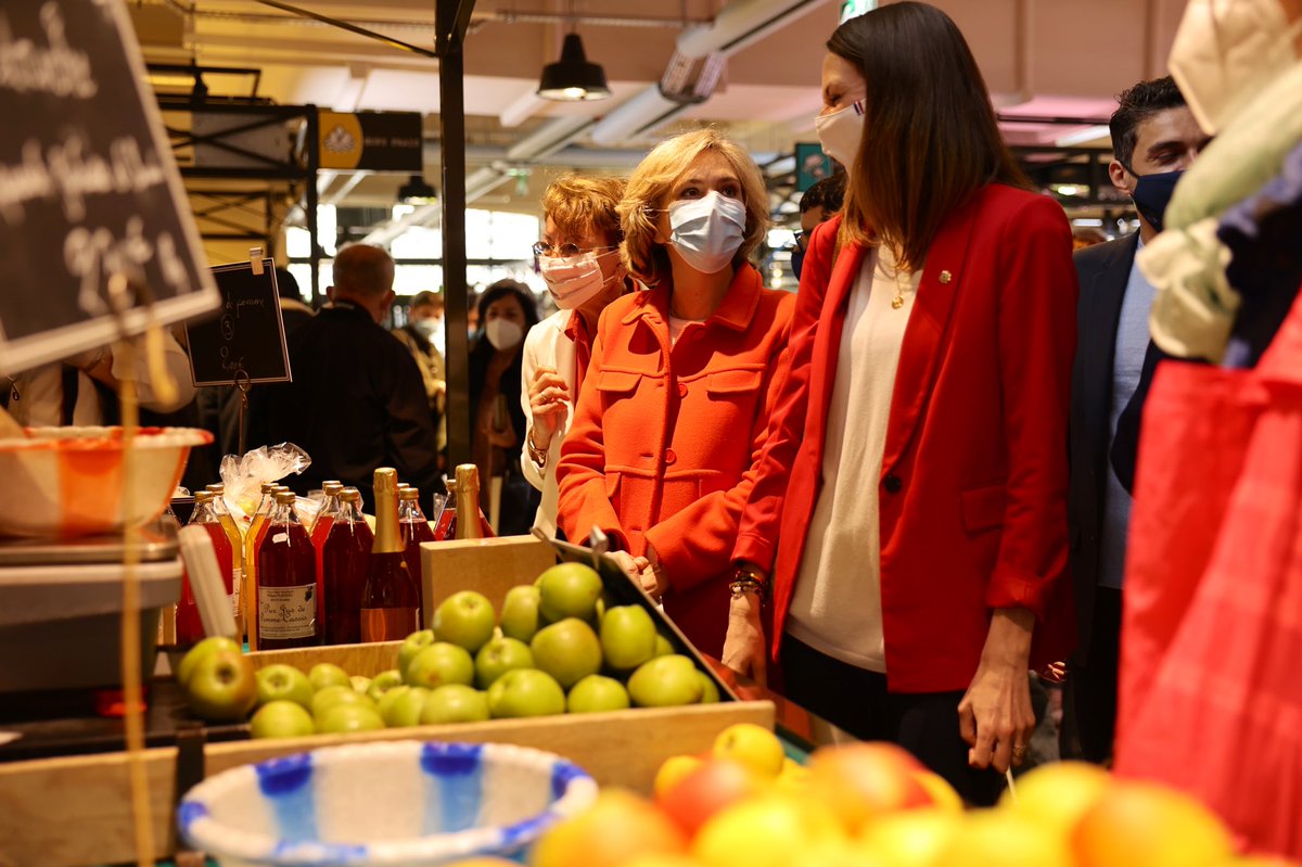 avecValerie's tweet image. 📍 @vpecresse était ce matin sur les marchés de Levallois et Asnières (92) pour présenter ses premières propositions et mobiliser pour le vote des 20 et 27 juin ! #AvecValerie