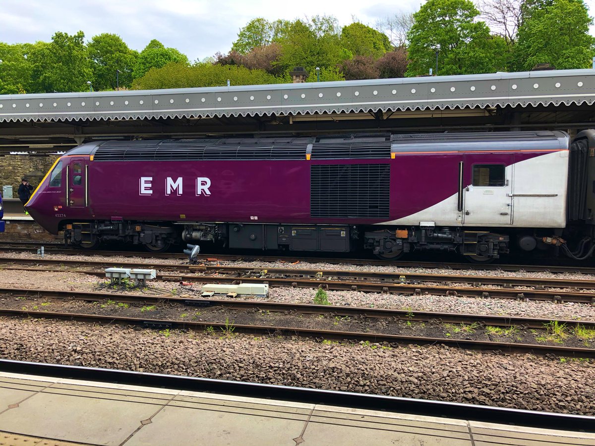 steelcitysnaps's tweet image. So great to see both the InterCity125 Journey Shrinker 43102 and EMR 43274 at Sheffield station this morning before they’re retired by @EastMidRailway later this month and don’t they look beautiful 😍 #YesEMR #GoodByeHST #HST #Train #SheffieldIsSuper #Sheffield
