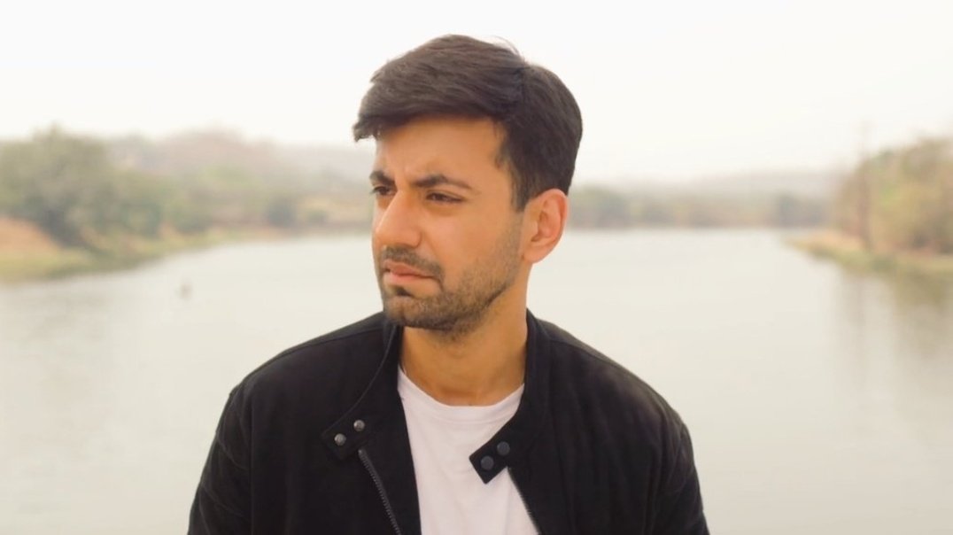 It was a conflict of emotions, the fight b/w his heart and mind, his heart took over. he wasn& #39;t hasty at all. In bits and pieces he realized how she is important for him. He allowed himself to get a grip; yet his heart slipped away to her.   #ShauryaAurAnokhiKiKahani