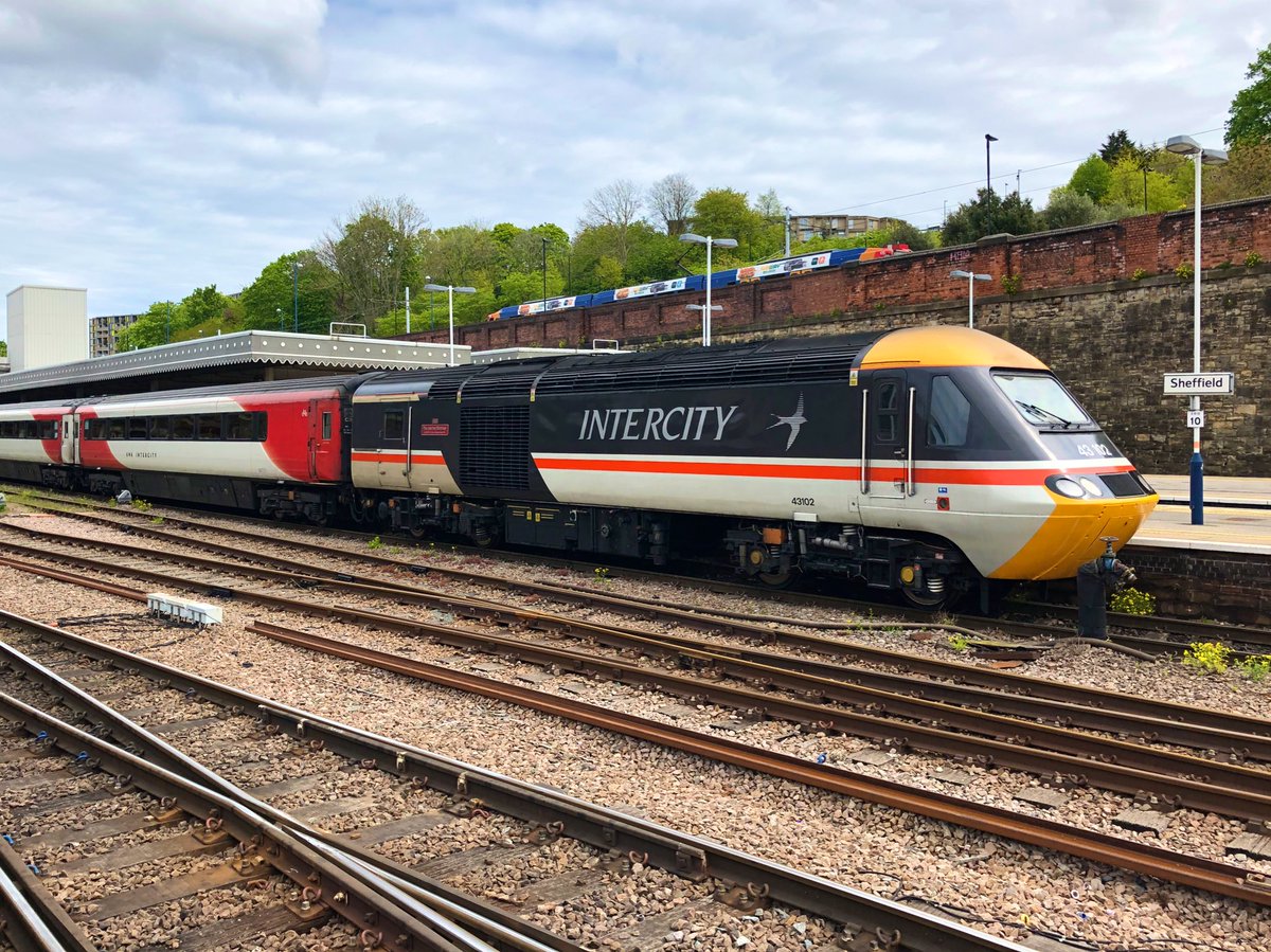 steelcitysnaps's tweet image. So great to see both the InterCity125 Journey Shrinker 43102 and EMR 43274 at Sheffield station this morning before they’re retired by @EastMidRailway later this month and don’t they look beautiful 😍 #YesEMR #GoodByeHST #HST #Train #SheffieldIsSuper #Sheffield
