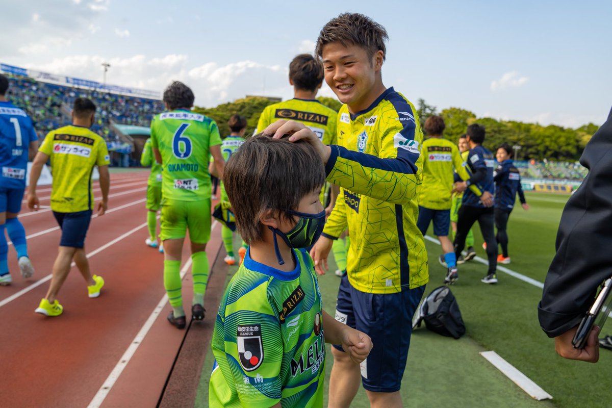 bellmare_staff's tweet photo. 試合後、琉くんも選手たちと喜びを共にしました🙌
#ウェリントン 選手、きっと一緒にバズーカヘッドを練習した時のこと、琉くんに言ってますね😊
#bellmare #ベルマーレ https://t.co/DT7Y9UNzZF