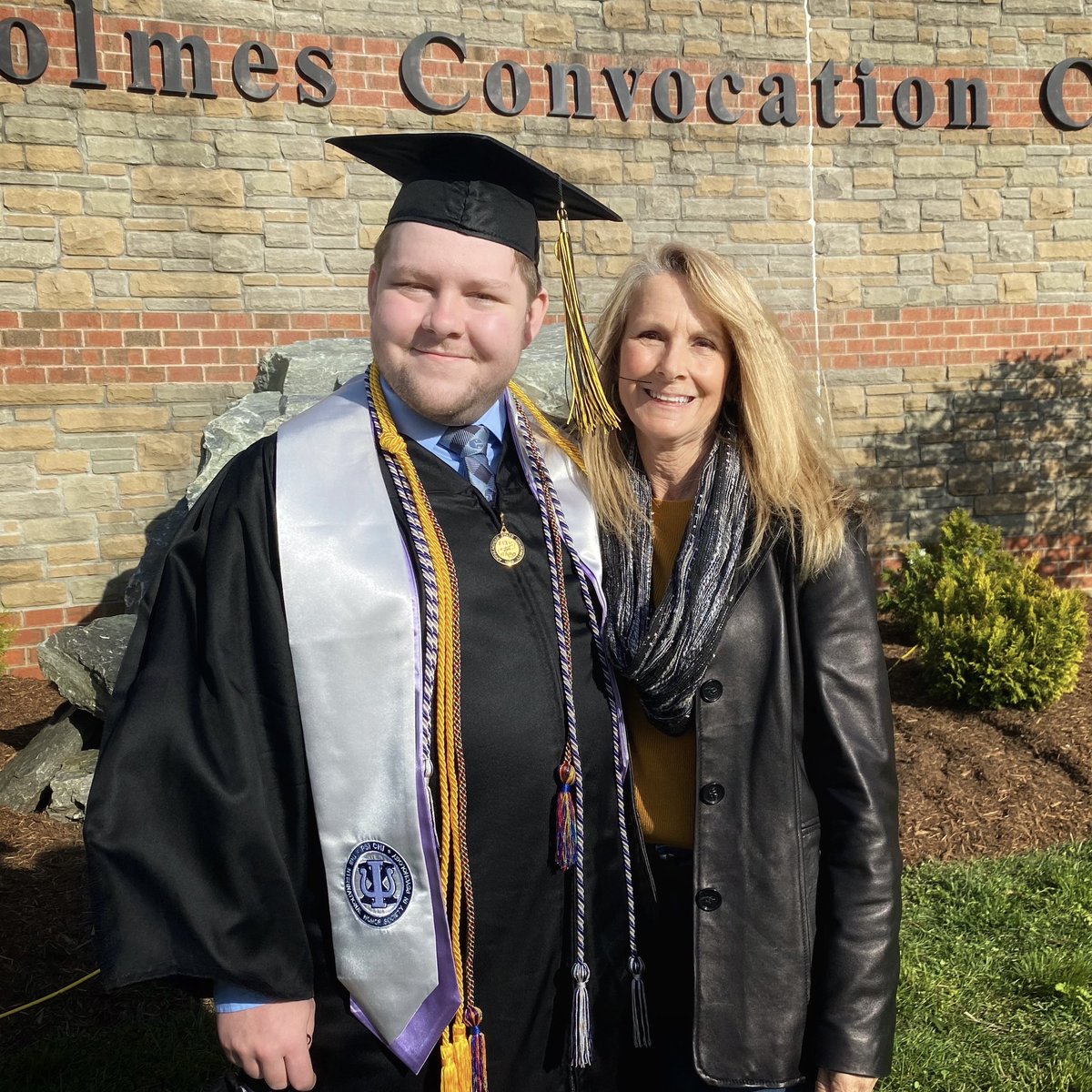 AppAlumni's tweet photo. To the moms and mother figures by our side for life’s biggest moments and all the small ones in between, Happy Mother’s Day. 🖤💛 https://t.co/um8Ee11KMW