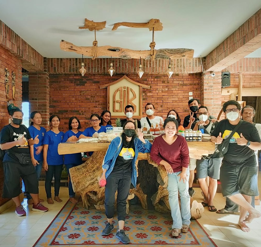 komsoskas's tweet photo. Ngapain aja ya tim komsos di @gik2galleryandcoffeeshop
? Ssssttt....tunggu tanggal mainnya ya ! 😁
#galleryibukita #gik2 #gubugibukita #sendangsono #kalibawang #gallery #coffeeshop #barangrohani #fullteam #berkarya #signis #film #uppkkas #keuskupanagungsemarang https://t.co/tcB27u738A