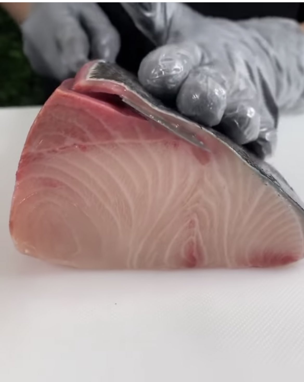 洸 この皮の引き方斬新な 身ごとかっさらってるやんw 皮と身の間美味いんよ ぶり 鰤 養ぶり 養鰤 ブリ 皮引き T Co Uwemrgfgbb Twitter