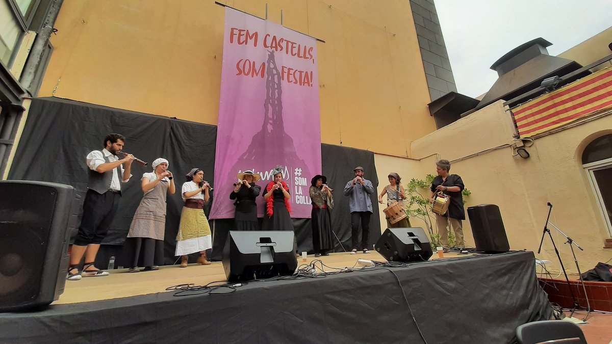 Haig de dir que avui al vermut modernista de <a href="/Minyons/">Minyons de Terrassa</a> quan les <a href="/LesGrillades/">Gralles Grillades</a> han tocat el Toc de castells, després de més d'un any sense escoltar-lo en viu, m'he emocionat