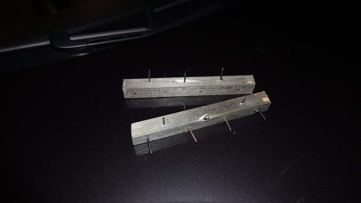 Kraaienpoten aangetroffen op de weg in Wervershoof; politie doet onderzoek..