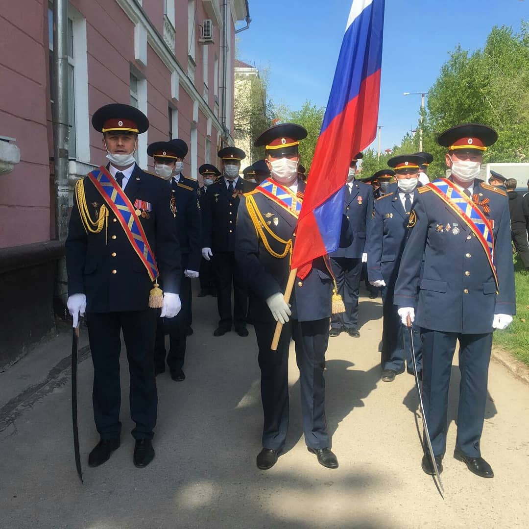 Сегодня команда Комсомольского района - Депутат Самарской Губернской Думы Владимир Дуцев, депутат  Анрей Иванов, депутат Евгения Суходеева, Глава района Артем Анисимов почтили память павших в боях Великой Отечественной Войны, возложили цветы к памятнику Евгения Никонова.
Помним!