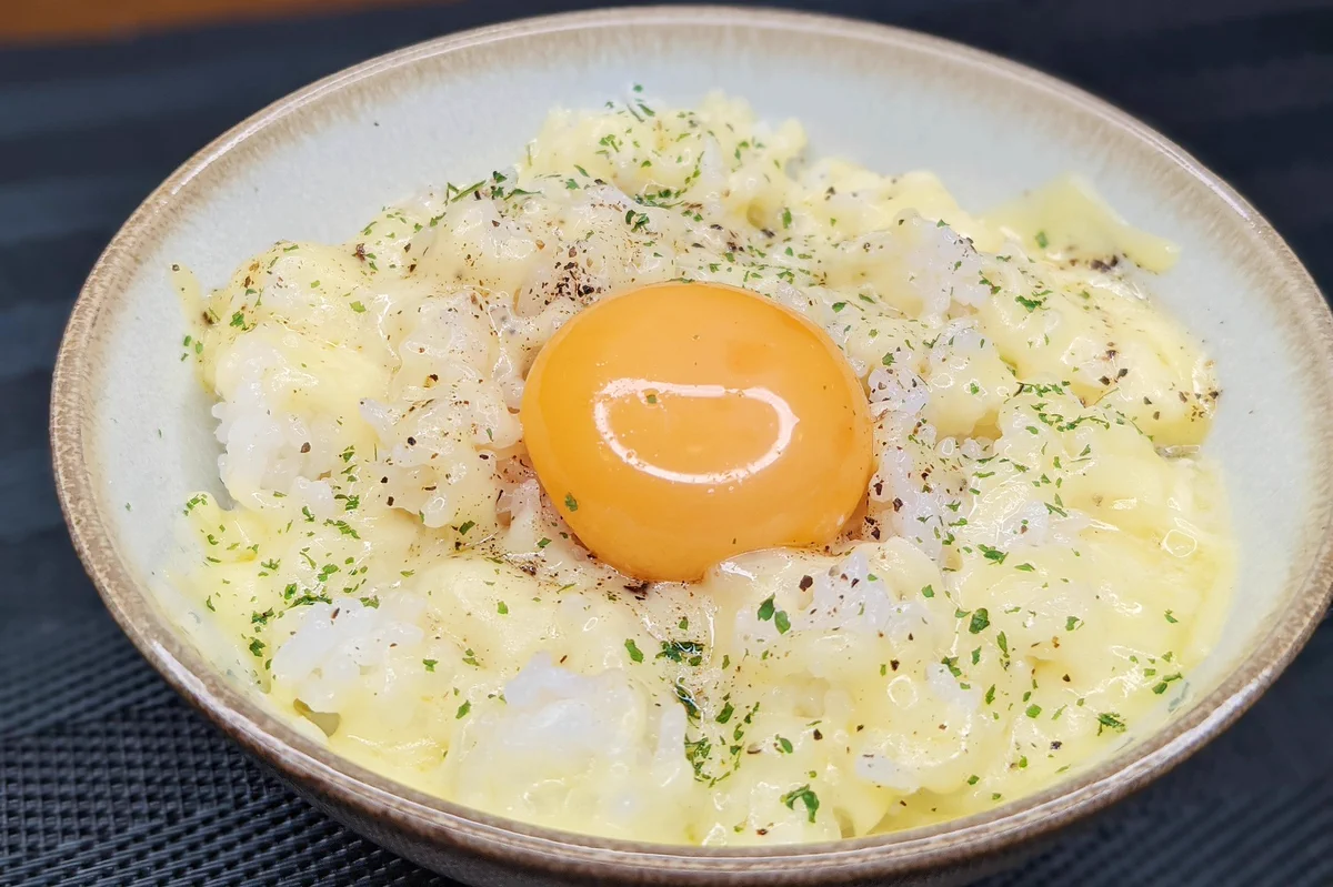 めちゃくちゃ美味しそう･･･！濃厚なチーズ&バターの風味がたまらないTKGレシピ！