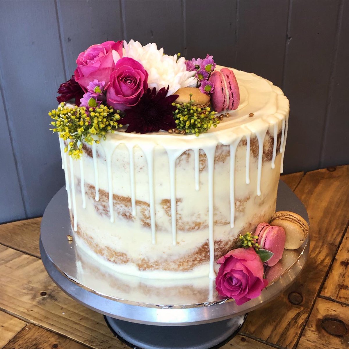🌷🌺🌸 so simple yet so pretty - Macarons by @shropshiremacarons 🌸🌺🌷