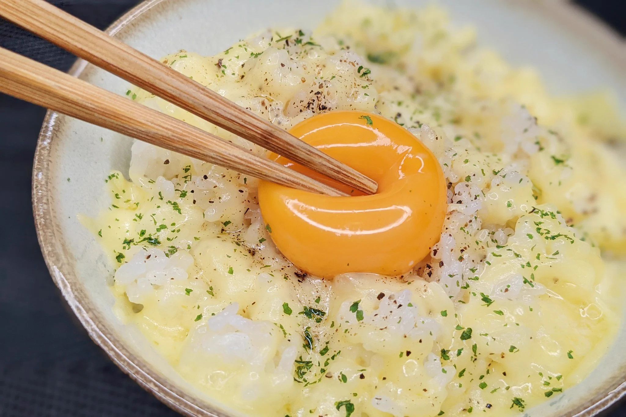 めちゃくちゃ美味しそう･･･！濃厚なチーズ&バターの風味がたまらないTKGレシピ！