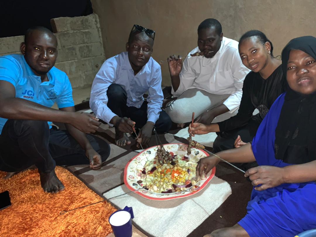 JCIMopti's tweet photo. #Radaman
La #JCIMopti était chez sa Présidente l'amie Marian Zorom pour une rupture collective de jeûne ce samedi 8 mai 2021.
#JCIMali #WeAreJCI #JCIRise https://t.co/dc4JqdLbai