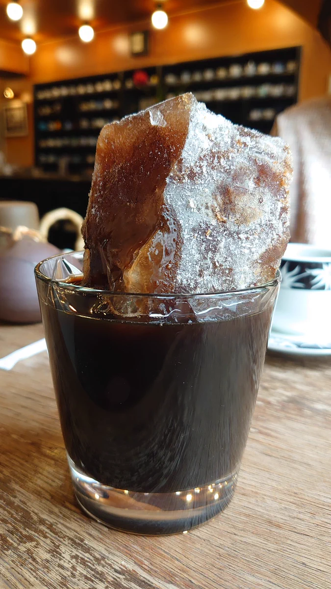 横浜・元町商店街にある『無』という喫茶店のアイスコーヒーがすごい！巨大な珈琲の氷が浸かった斬新なメニューに驚愕！！