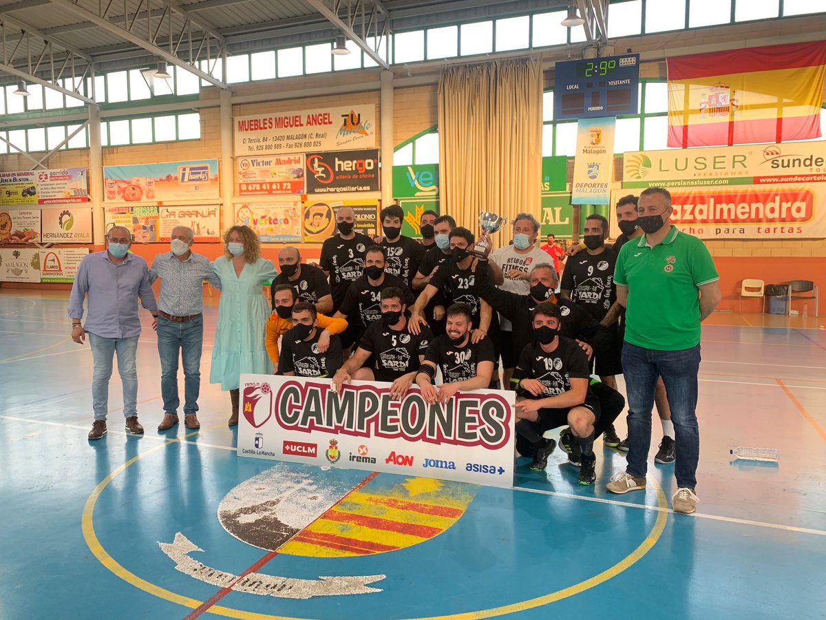 🏆 ¡El <a href="/BMCobisa/">Balonmano Cobisa</a> es CAMPEÓN  DE C-LM 🖤🖤!

ℹ️ Los cobisanos vencieron 18-21 al <a href="/Catedra70/">Catedra70</a> en Malagón y representarán a nuestra región en la Fase de Ascenso a #PrimeraNacional 🎟!

#️⃣ #PrimeraSM🤾🏽‍♂️
#TeamCLM 🛡