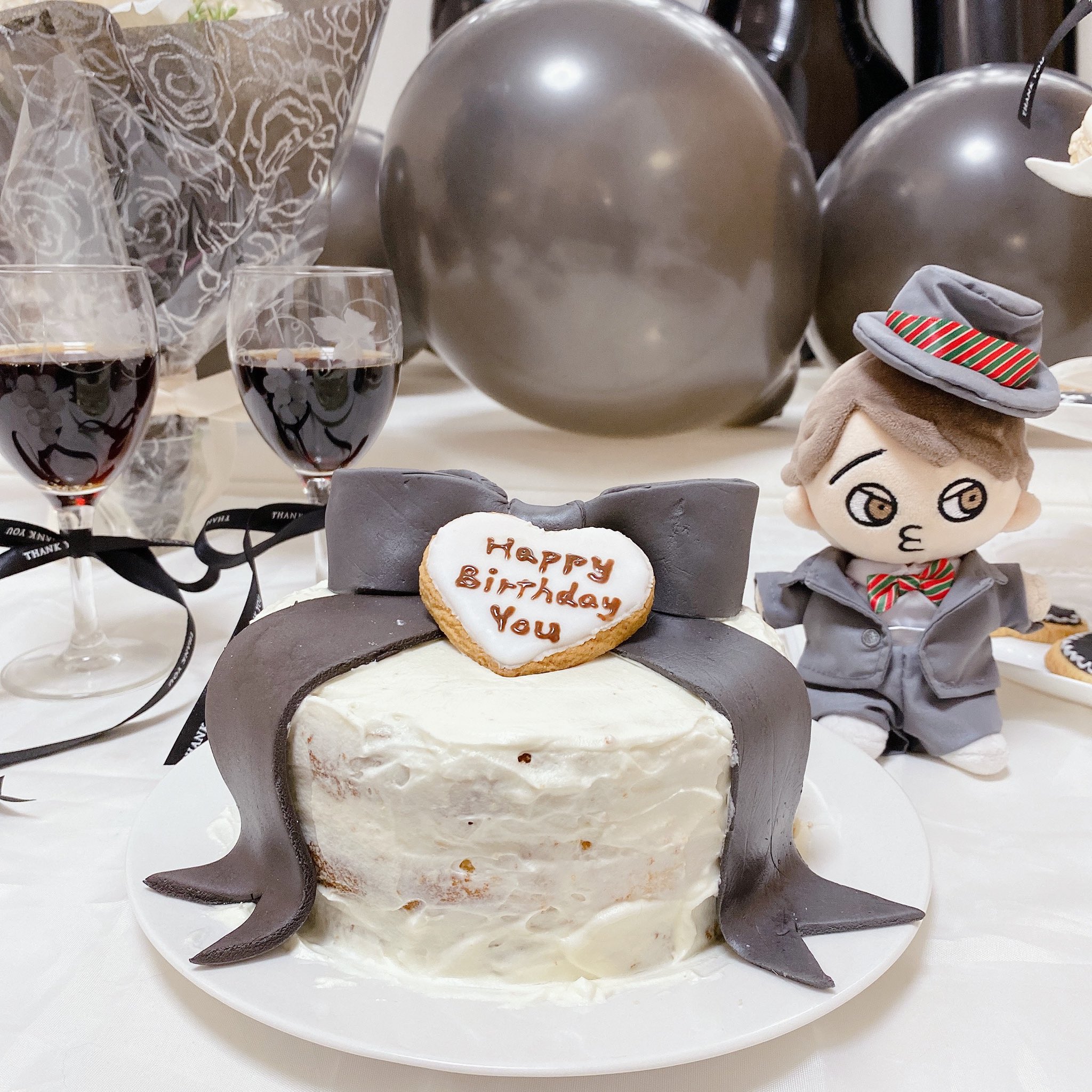 Coco 横山裕ハピバパーティーin自宅 ケーキもアイシングクッキーも娘の手作り 初めて挑戦するアイシング作りと マシュマロフォンダント リボンの部分 に苦戦してたけど何とか形になった ほんまよく頑張ったと思う お疲れ様 ヨコへの愛やな 横山裕
