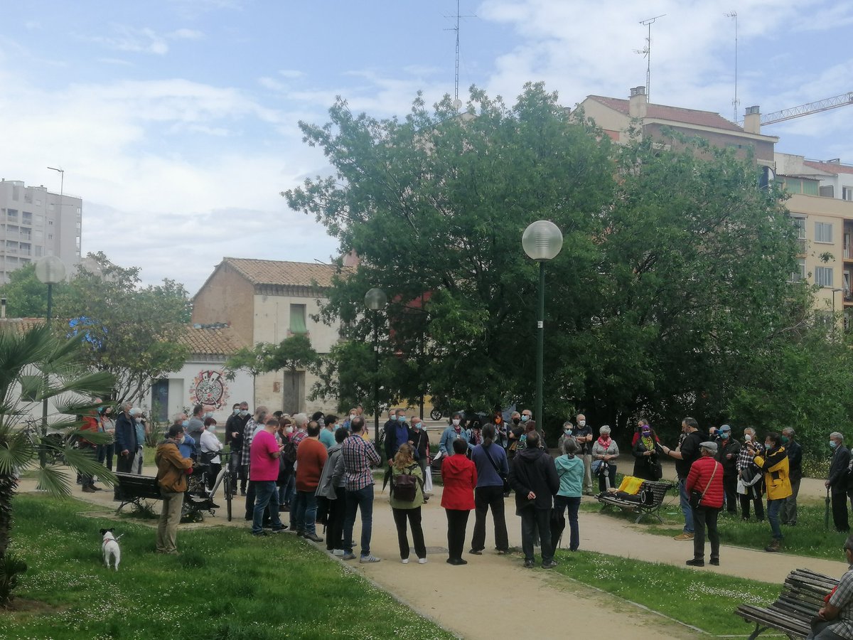 Hoy nos hemos concentrado para reivindicar 106 viviendas de alquiler social, equipamientos públicos (mayores y guardería) y el acondicionamiento del canal imperial en la orilla de san josé.
#alumalsaviviendapública #sanjosezaragoza #canalimperial
