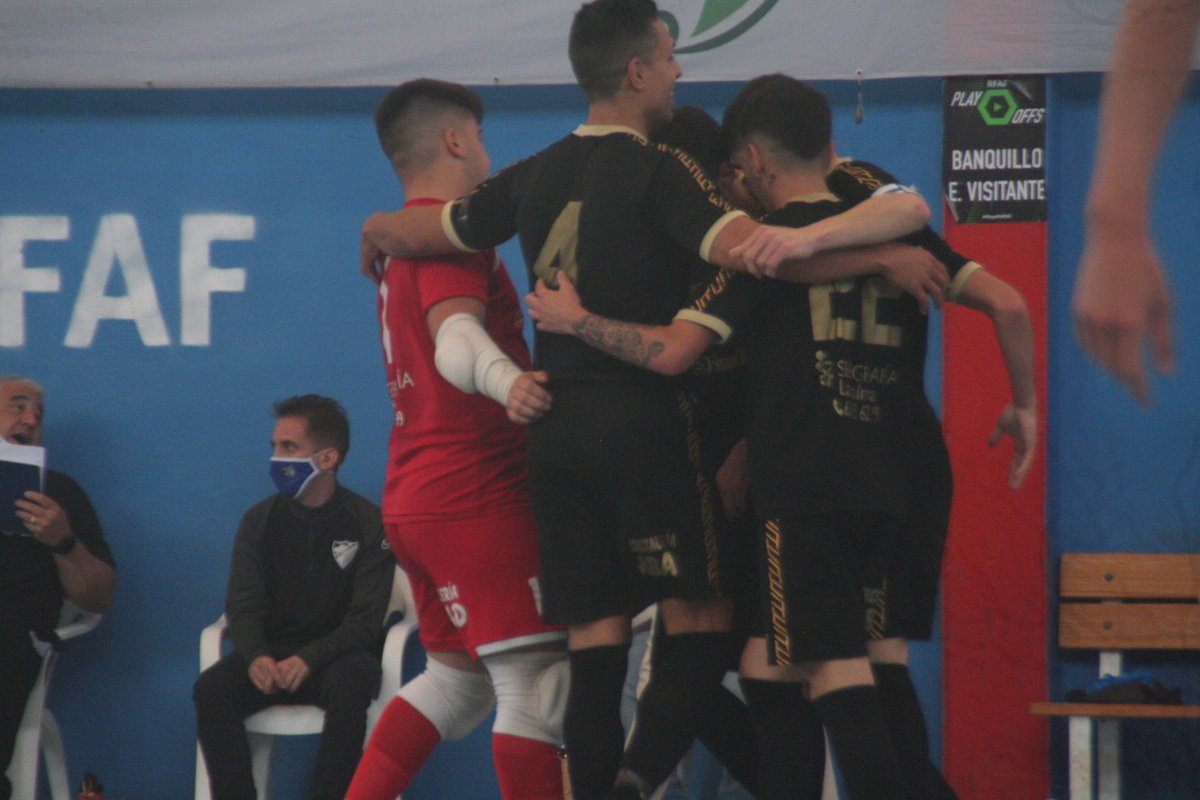 LaPalmaFS's tweet photo. ¡FINAL DEL PARTIDO! 

@MalagaCFutsal 4-5 @LaPalmaFS (x3 Alberto, Juanma e Iván Pinto) 

🔝 Guarden con oro este tweet

¡HEMOS TUMBADO AL MALAGA! Pasamos a semifinales del #PlayOffAscensoSegundaB https://t.co/mwC54gdl8T