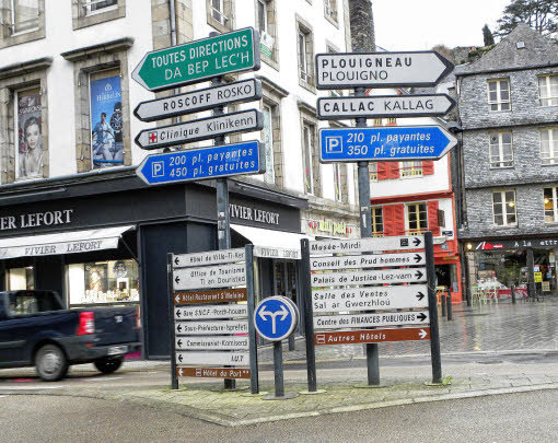 Vous êtes déjà baladé à Brest et vous vous êtes demandé pourquoi certains panneaux annonçaient « Degemer mad » au lieu du « Degemer mat » vu ailleurs en Bretagne ?Aujourd’hui, on va parler consonnes de Schrödinger, orthographe(s) du breton et sandhi. 