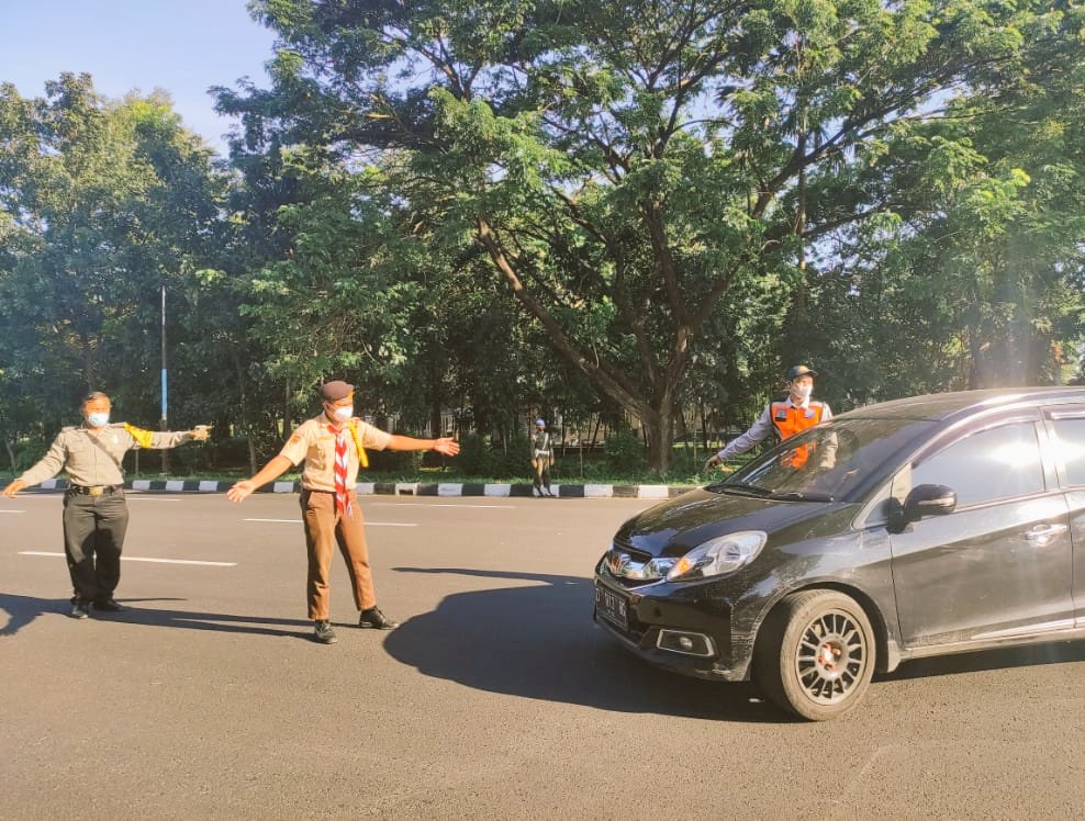 KakDM9's tweet photo. Aksi Pramuka Peduli Karya Bakti Lebaran Kwartir Cabang Kota Surakarta Tahun 2021.
Tetap Semangat,
Tanpa lelah,
Tidak lengah.
@Pramuka_Jateng @pramuka_solo #Pramuka #panduCitraloka #PatuhTidakMudik #SilaturahmiTanpaHenti #semangat https://t.co/tcIwcS1BUr