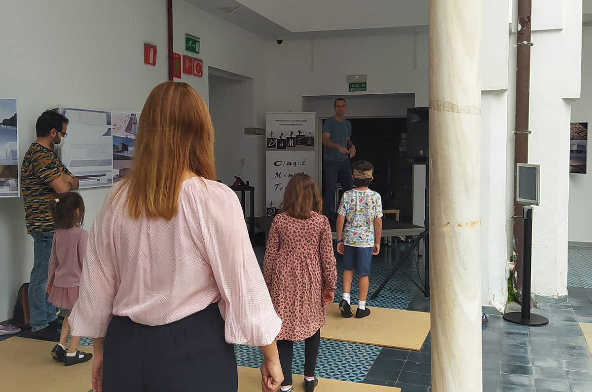 CICUS_'s tweet photo. Taller de #claqué para niños (y padres) 😊 Impartido por Pedro Silva, del Centro #DAMTE. Mañana de domingo y #baile en la galería del patio de #CICUS @unisevilla https://t.co/KqYwtd68Qv