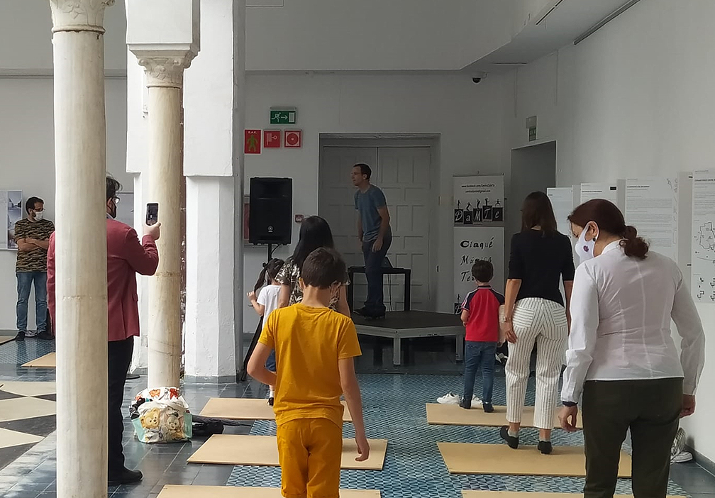 CICUS_'s tweet photo. Taller de #claqué para niños (y padres) 😊 Impartido por Pedro Silva, del Centro #DAMTE. Mañana de domingo y #baile en la galería del patio de #CICUS @unisevilla https://t.co/KqYwtd68Qv