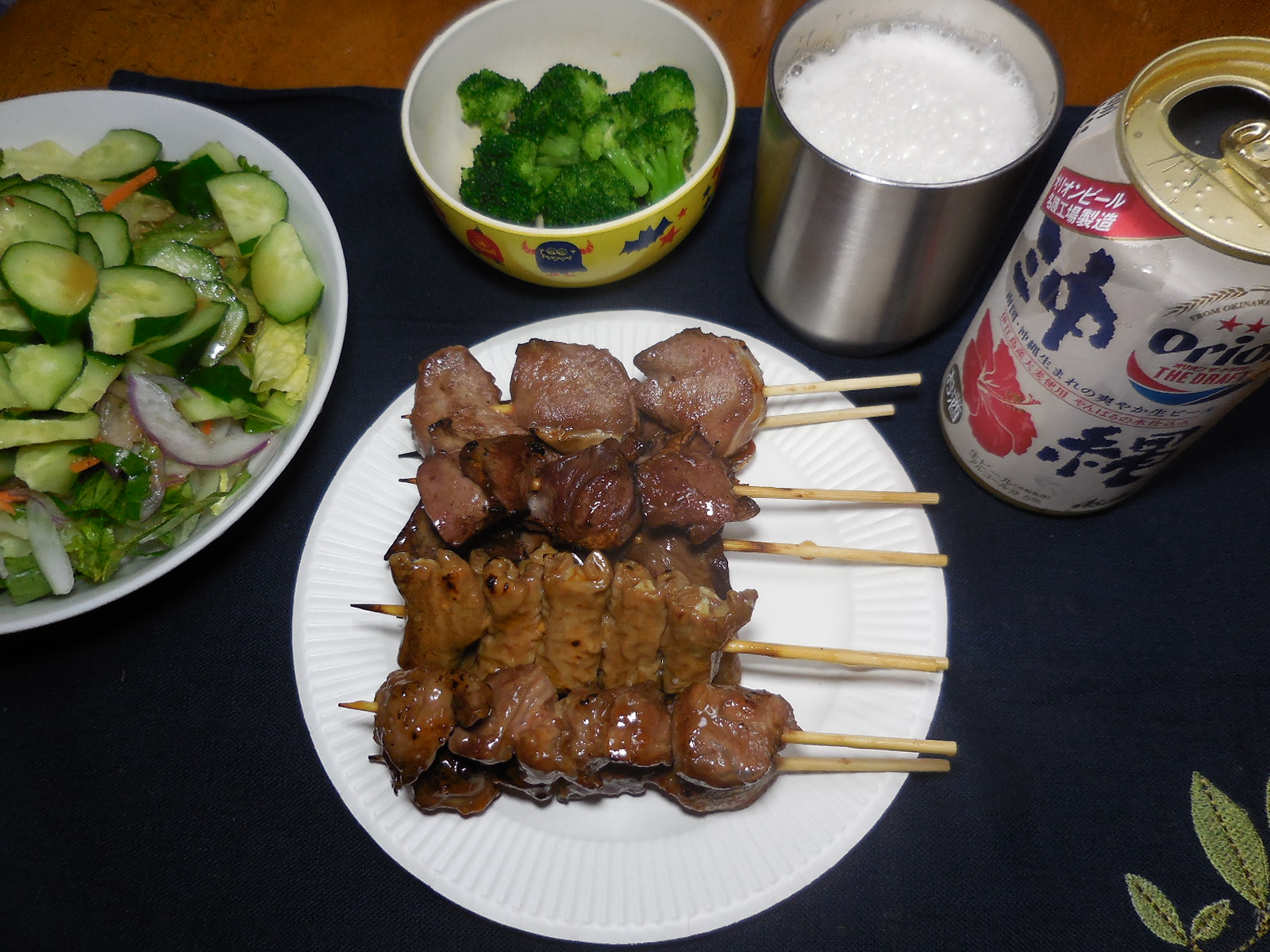 仲田しんじ 午後7時過ぎに徒歩で池袋に出て 酒蔵力 池袋 西口店 で串焼き 白モツ ハツ タン カシラ各2本 をテイクアウトして9時頃から宅飲み 昼の人出は多い池袋ですが夜になるとさすがに普段よりは人が少ないです 池袋 居酒屋 酒蔵力 もつ焼き