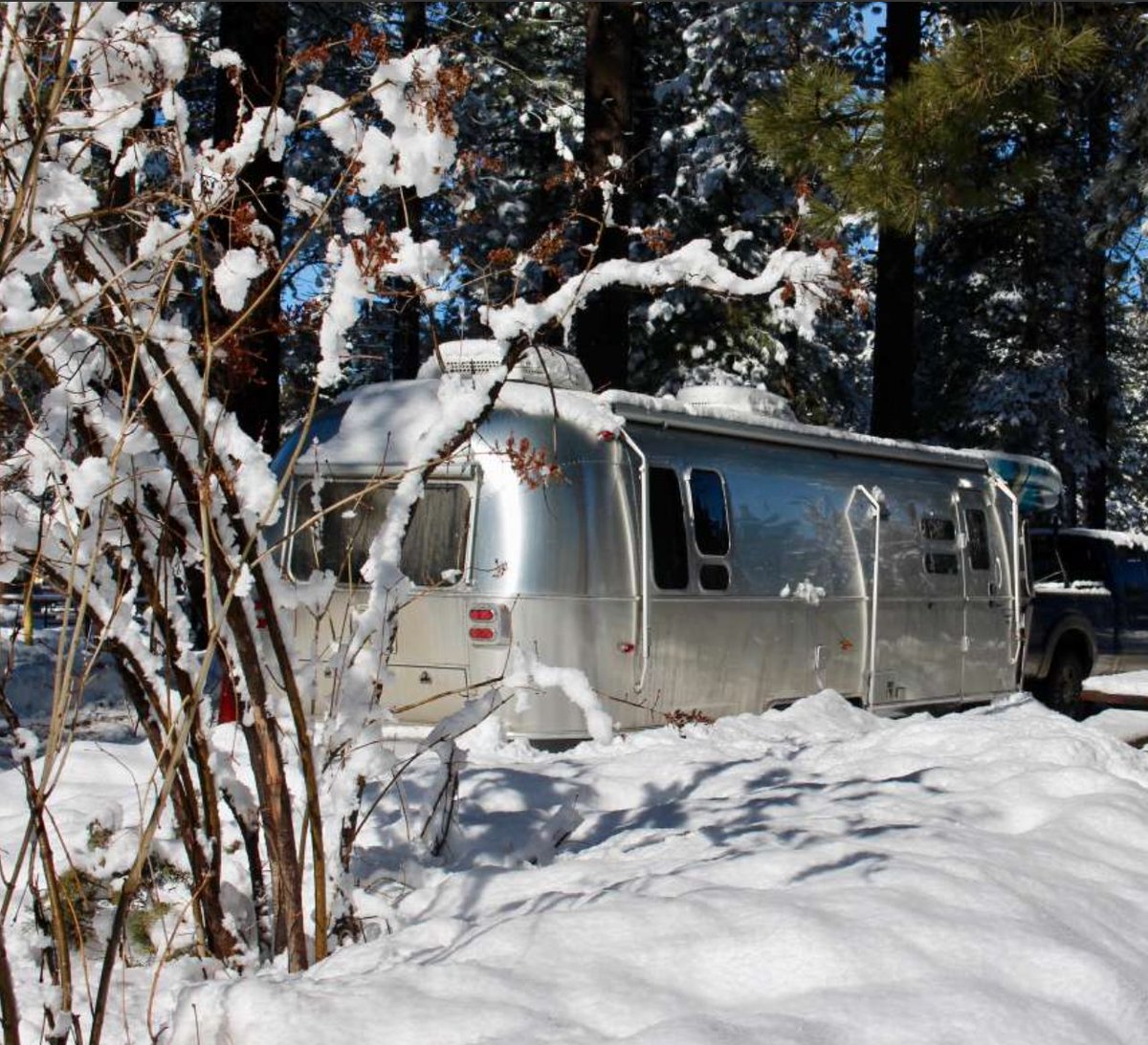 winterised_van's tweet photo. Got and RV? We're putting a whole new spin on the term #snowbirds :) #RVSKI #wintervanlife Check out Coachland RV Resort, CA.

https://t.co/C6lcCq80p6 https://t.co/qfF5XrgUxv