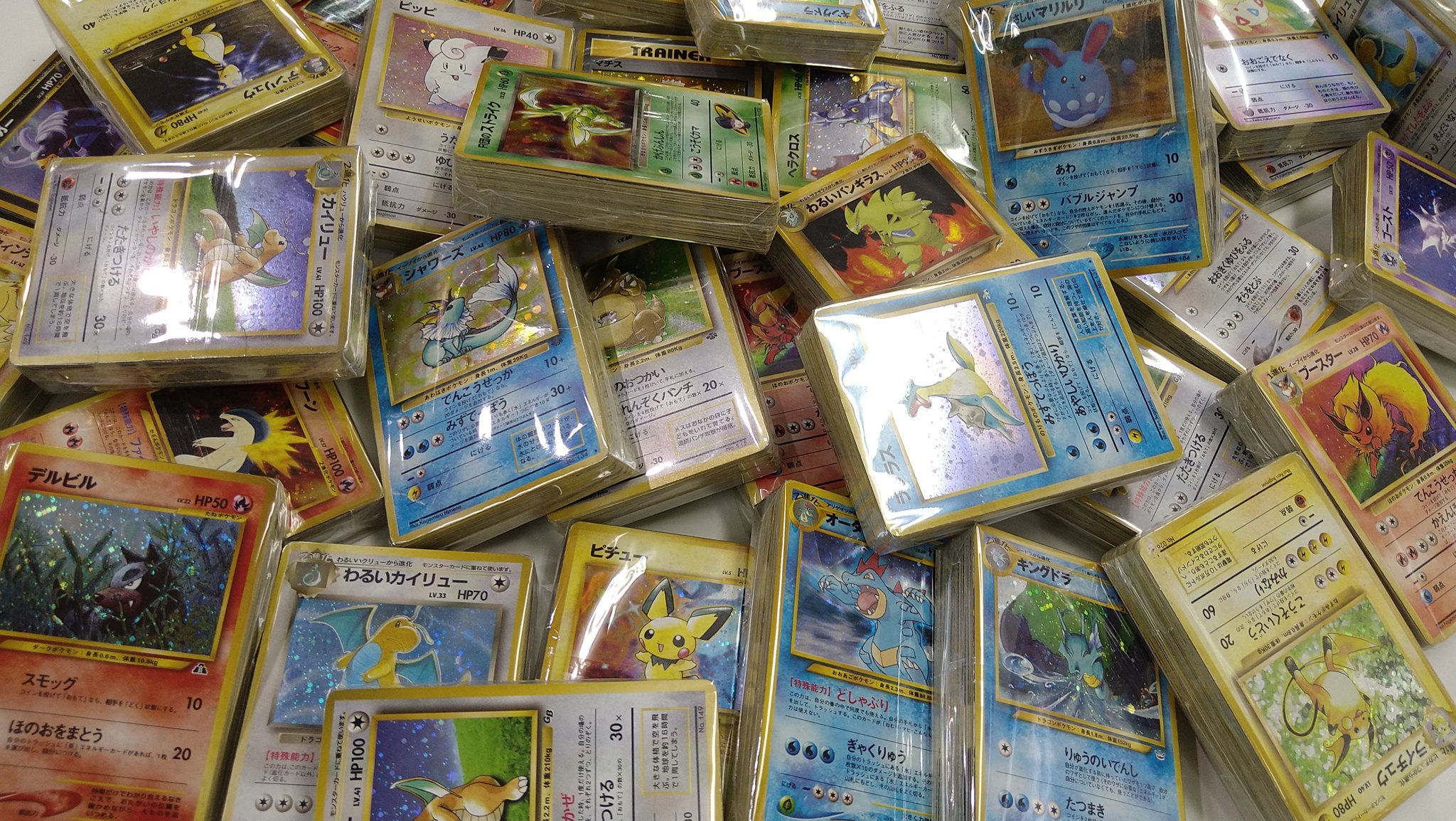 カードシークレットcard Secret 古いポケモンカードクリアランス ミステリーキューブ 各1000円 中の50枚の カード 1パックあたり3 4キラキラ これは素晴らしいクリアランスアイテムです ダメージを受けたカードを減らしました 大量購入者の古い