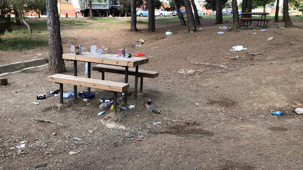 Así ha amanecido Mas Ratés después de la primera noche sin estado de alarma. Diversas zonas de la ciudad han aparecido igual. Esta vez al incivismo se le suma la imprudencia. Se ha acabado el estado de alarma, no el virus. Las brigadas de limpieza ya están actuando.