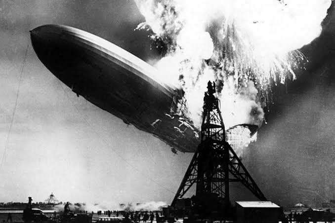 Hindenburg felâketi 6 Mayıs 1937 tarihinde, New Jersey'deki Lakehurst donanma hava üssünde gerçekleşmiştir. 

36 saniyede zeplinin içinde bulunan 36 yolcu ve 61 mürettebattan 36'sı ölmüştür. Bu facia modern havacılık tarihinin başlamasına sebep olmuştur.

<a href="/elifguveyler85/">Elif Güveyler</a>