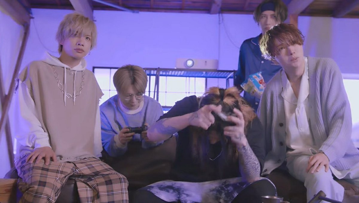 b_utful_de4mity's tweet photo. WHO SCREECHES LIKE PTERODACTYL DURING THESE SCENES???!!! OFC IT'S NANA 😭😭😭
Also, what a cute and fun song!!!!
#アリス九號.
#BurytheNight
#沙我 https://t.co/gjzjr7d3vX